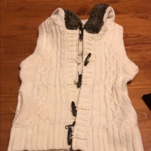 Women’s warm winter vest with hood!